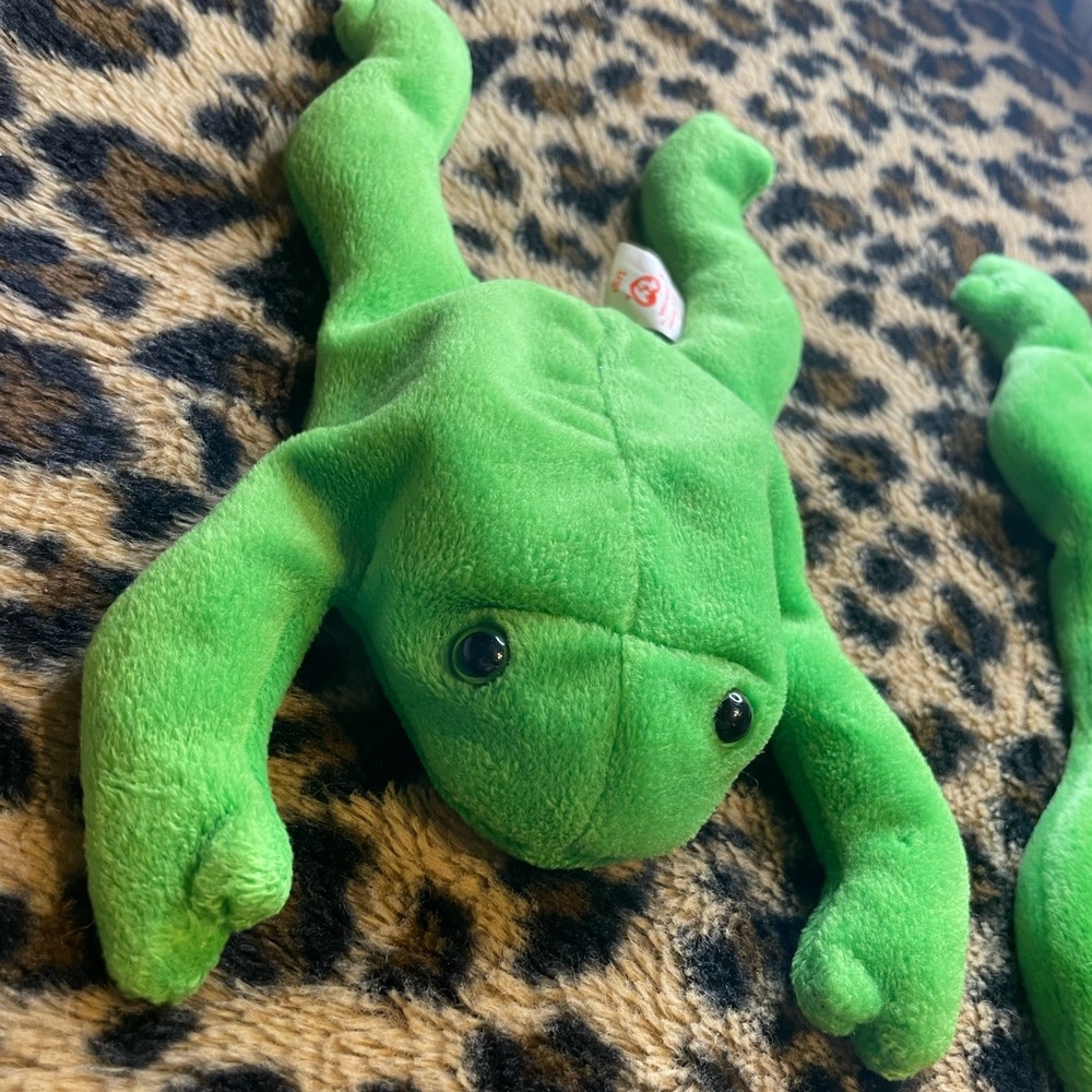 Vintage frog Ty beanie baby known as “legs”